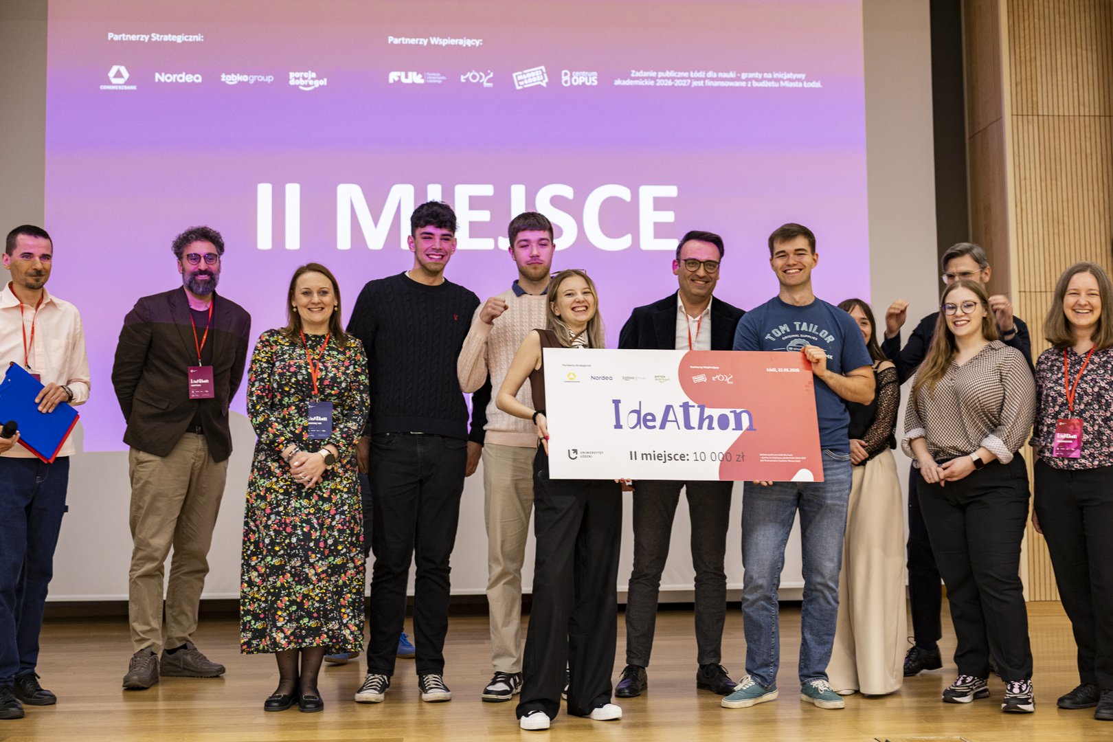 osoby studiujące podczas finału Ideatnonu 2026