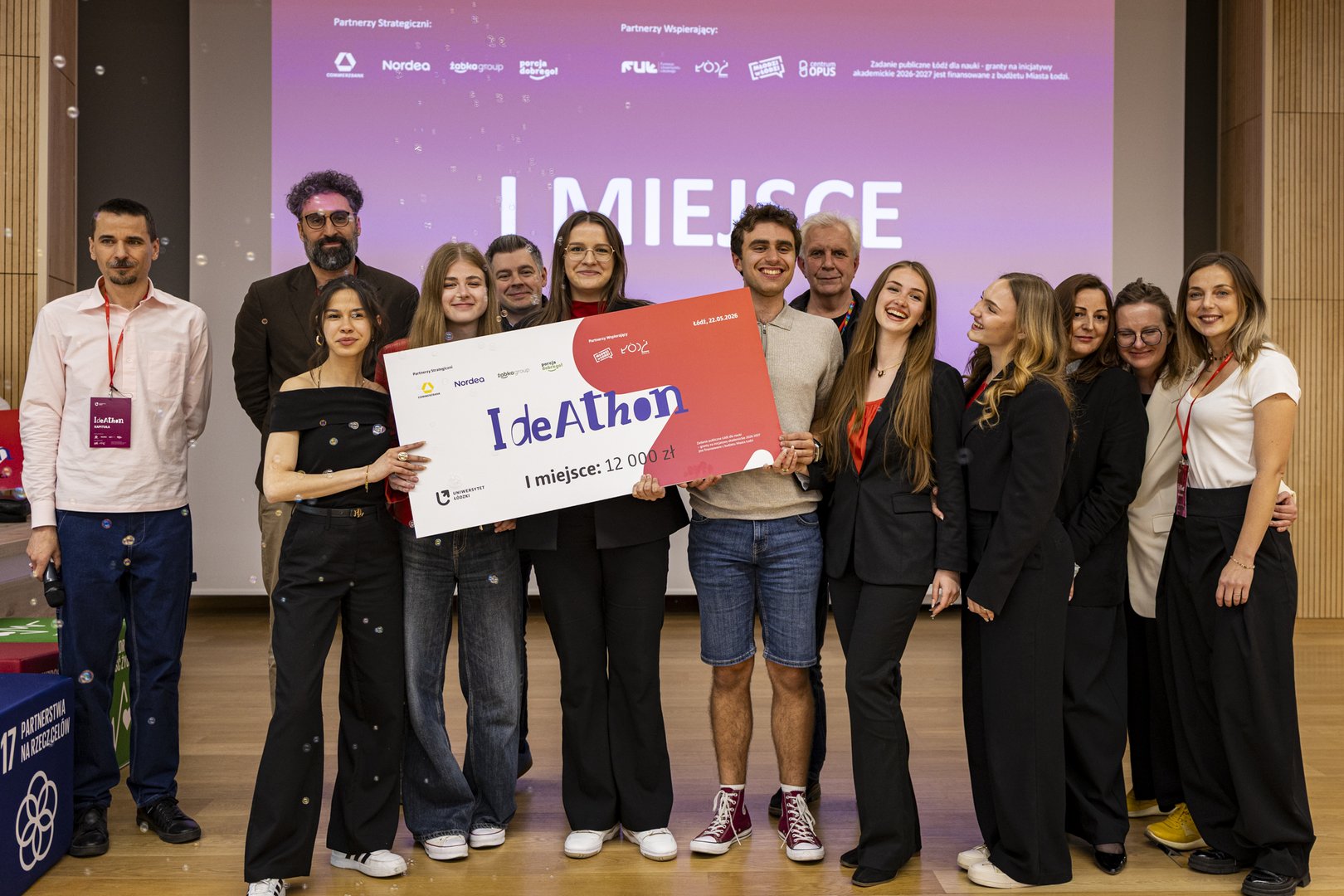 osoby studiujące podczas finału Ideatnonu 2026