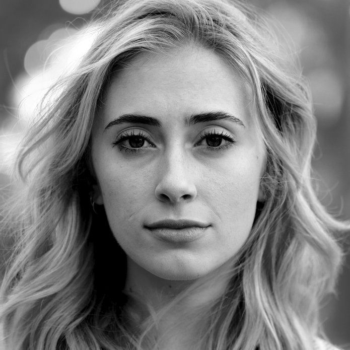 czarno-białe zdjęcie twarzy kobiety 