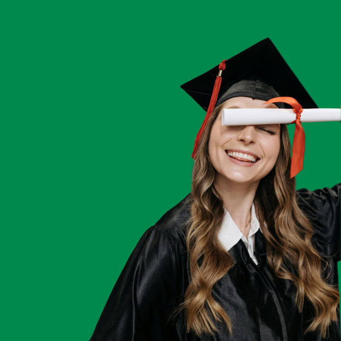 Uśmiechnięta absolwentka z dyplomem