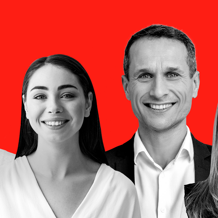 Kobieta i mężczyzna (mentor i mentee w projekcie Mentoring VIP) na czerwonym tle.