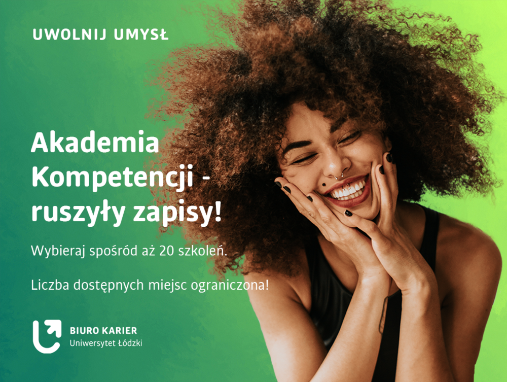 uśmiechnięta kobieta w kręconych włosach na zielonym tle 