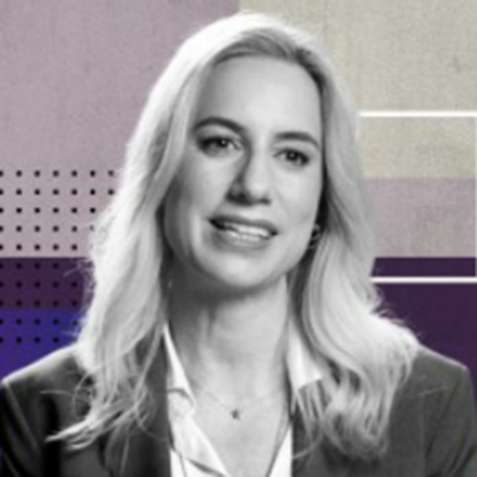 kobieta w marynarce na fioletowym tle