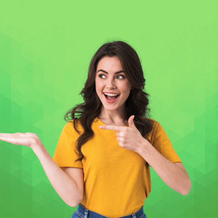 uśmiechnięta kobieta w żółtej bluzce na zielonym tle