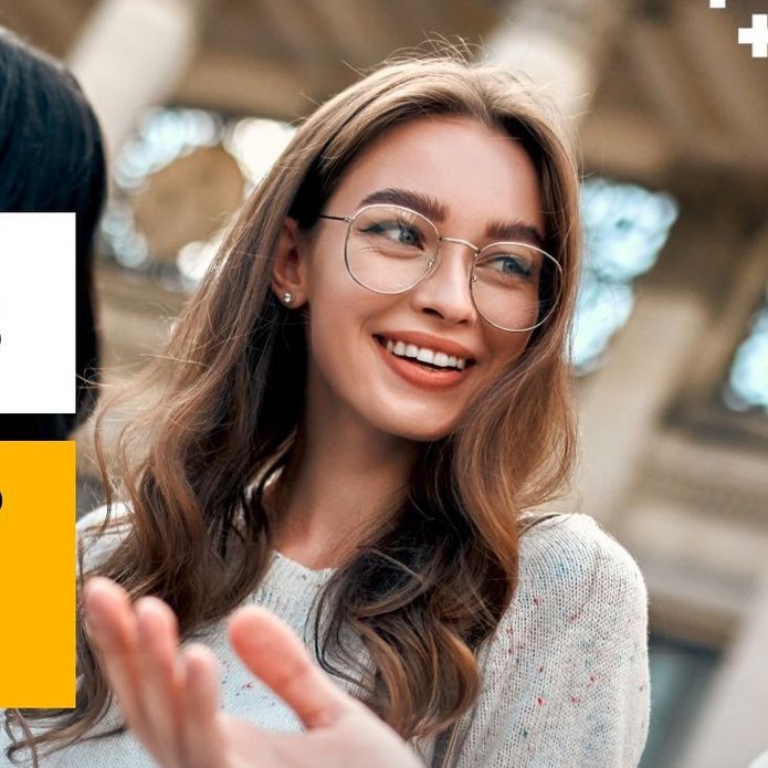 uśmiechająca się młoda kobieta w okularach