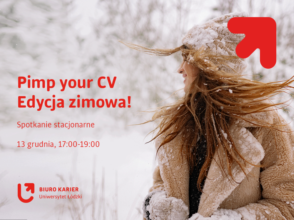 uśmiechnięta kobieta w zaśnieżonym płaszczu