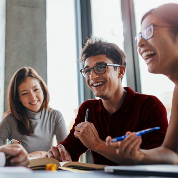 uśmiechnięci młodzi ludzie