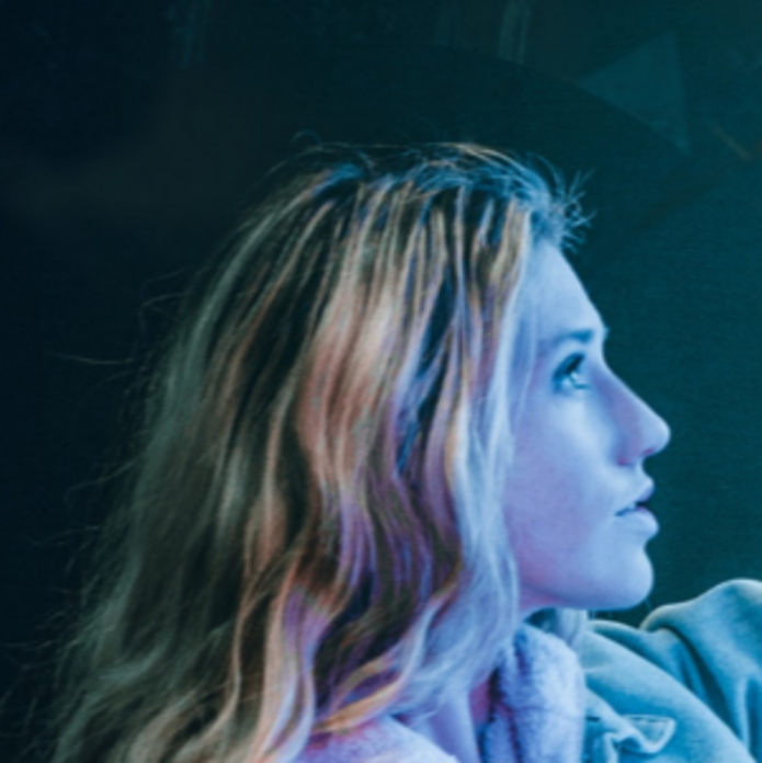 twarz kobiety oświetlona światłem z ekranu