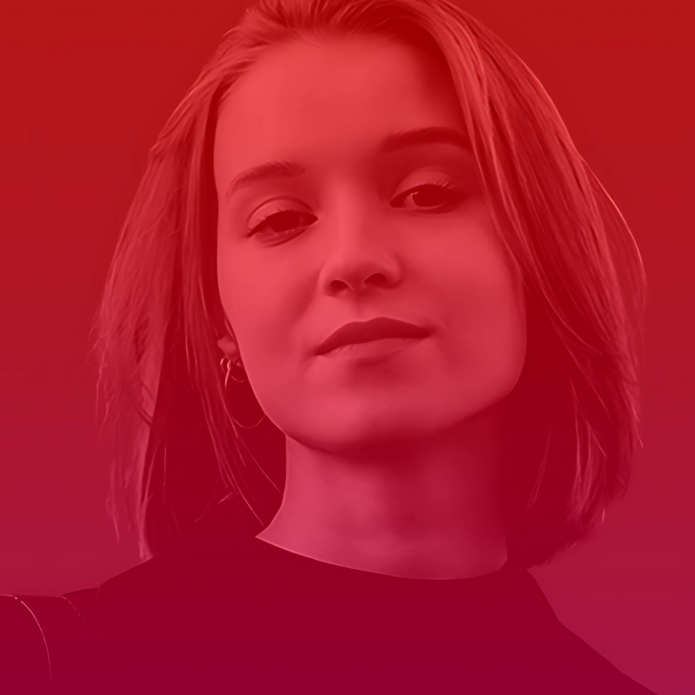 W centralnej części okrągłej grafiki znajduje się zbliżenie twarzy młodej kobiety o krótkich, rozpuszczonych włosach. Jej spojrzenie jest skierowane przed siebie, wyraz twarzy spokojny i pewny siebie. Ma delikatny makijaż, lekko podkreślone oczy i subtelnie błyszczące usta. Kobieta nosi duże, cienkie kolczyki-koła oraz ciemny, gładki top. Całą kompozycję pokrywa ciepły, czerwono-różowy gradient, nadający zdjęciu nowoczesny, spójny wizualnie styl.