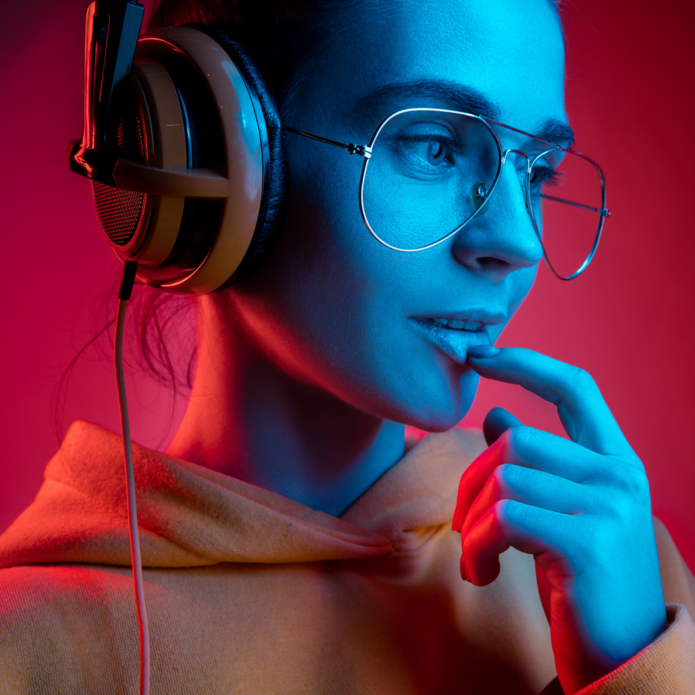 kolorowe zdjęcie utrzymane w futurystycznym klimacie przedstawiające młodą kobietę z półprofilu