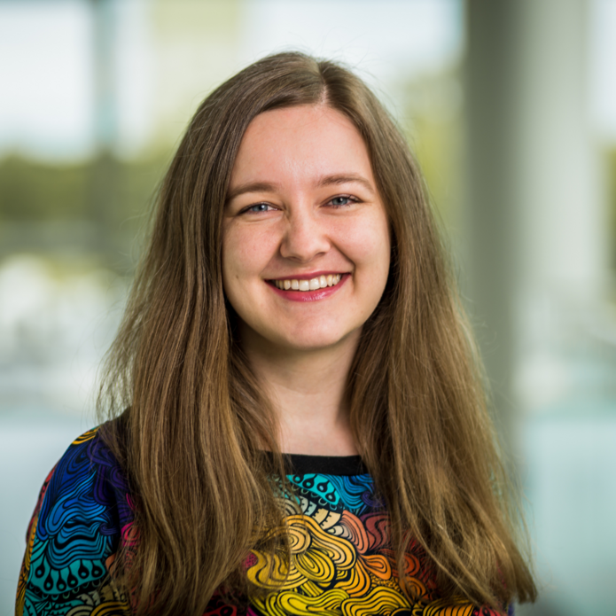 Zdjęcie pracownicy Biura Karier UŁ w kolorowej bluzce